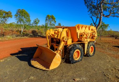 Battery Hill Madencilik Merkezi Buldozer, Tennant Creek Kuzey Bölgesi, Orta Avustralya. Eski yeraltı madeni, artık ünlü bir turistik mekan..