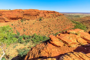 Watarrka Ulusal Parkı 'nın Avustralya' daki Kings Kanyonu uçurumlarının muhteşem çöl manzarası Kuzey Bölgesi Kızıl Merkezi.