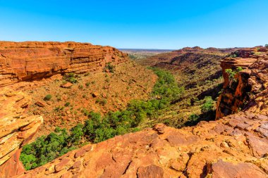 King 's Canyon' daki dikey uçurumlar, Avustralya Outback Red Center, Kuzey Bölgesi. Watarrka Ulusal Parkı 'nın havadan görünüşü. Kurak topraklarda gezinti ve muhteşem çöl manzaralı kırmızı kumtaşı.