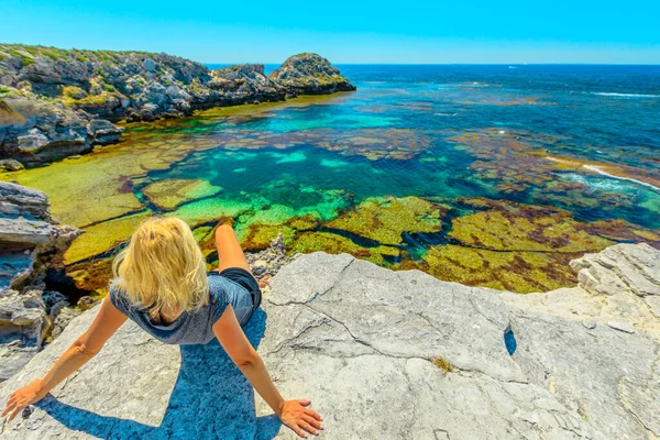 Chica Turista Caucásica Toma Sol Las Rocas Que Buscan Aguas — Foto de Stock