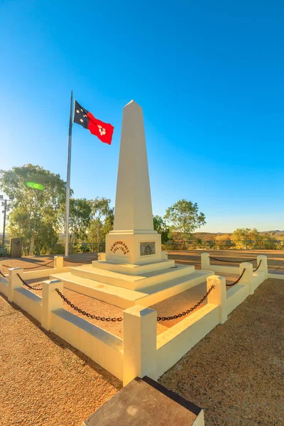 Pomnik Anzac Hill War Memorial Flagami Jest Najczęściej Odwiedzanym Zabytkiem — Zdjęcie stockowe