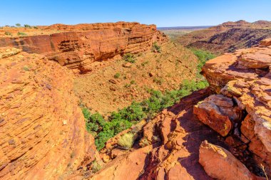 Watarrka Ulusal Parkı 'nın panoramik manzarası, Avustralya Kırmızısı Merkezi, Kuzey Bölgesi. Cennet Bahçesi