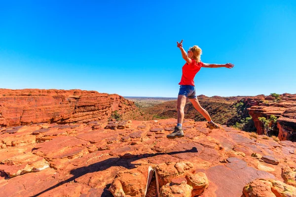 Joven Chica Senderismo Saltando Kings Canyon Disfrutando Red Center Outback — Foto de Stock