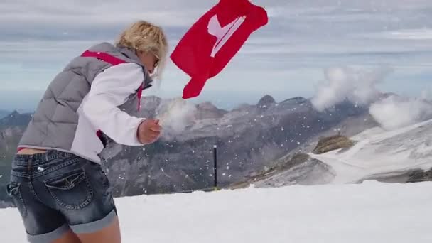 Жінка Йде Сніговій Бурі Швейцарським Прапором Верхня Частина Льодовика Титліс — стокове відео