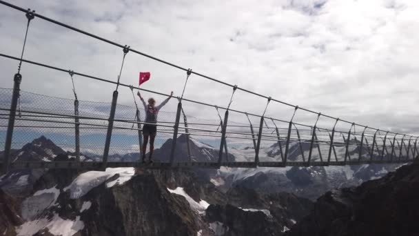 Жінка Швейцарським Прапором Найвищому Висячому Мосту Європі Міст Тітліс Перетинає — стокове відео