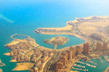 İran Körfezi, Doha, Katar, Orta Doğu 'daki İnci Katar' ın havadan görünüşü, lüks ve modern yapay ada. Qanat Quartier ve Marsa Malaz Kempinski Oteli 'ndeki Venedik detayları. Manzara Uçuşu
