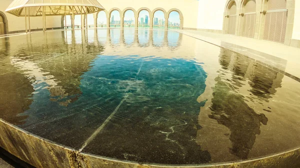 卡塔尔多哈 2019年2月16日 伊斯兰艺术博物馆庭院的细节 在多哈西湾和波斯湾有喷泉和拱形窗户 反映在游泳池中 广角镜 — 图库照片