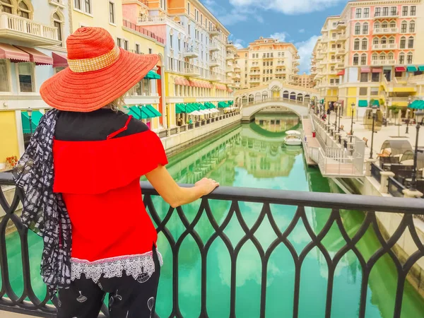 Женщина Балконе Смотрит Знаменитый Мост Отражающийся Воды Каналов Городе Венеция — стоковое фото
