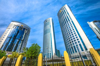 Doha, Katar - 17 Şubat 2019: Minestery ve Embassy bölgesindeki Alfardan Kuleleri, Batı Körfezi ticaret bölgesi. Doha Downtown, Orta Doğu 'daki gökdelenler. Şehir manzarası.