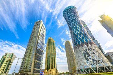 Doha, Katar - 17 Şubat 2019: Emir Tamim bin Hamad al-Thani 'nin resimli Tornado Kulesi. West Bay 'de yüksek binalar. Orta Doğu 'daki Finans Bölgesi Gökdelenleri, Basra Körfezi.