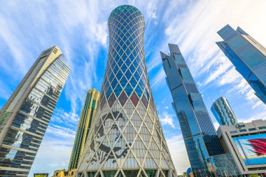 Doha, Katar - 17 Şubat 2019: Emir Tamim bin Hamad al-Thani 'nin resimli Tornado Kulesi. West Bay 'de yüksek binalar. Orta Doğu 'daki Finans Bölgesi Gökdelenleri, Basra Körfezi.