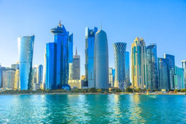 Doha, Katar - 20 Şubat 2019: Katar Uluslararası Sergi Merkezi, Doha Kulesi, Salam Kulesi, Dünya Ticaret Merkezi ve Doha Bank Tower Diplomatik Bölge, Batı Körfezi ufuk çizgisi.