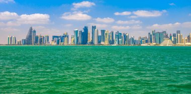 Doha şehrinin panoraması. Doha Körfezi 'ndeki West Bay silueti. Katar, Orta Doğu, Basra Körfezi 'ndeki Arap Yarımadası. Uzayı kopyala Denize dokunun..