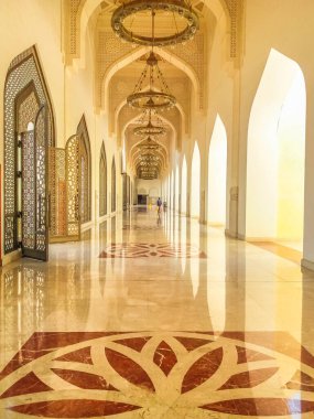 Doha, Katar - 21 Şubat 2019: İmam Abdul Vahabi Camii 'nin iç koridoru ve süslü mermer. Orta Doğu 'daki Katar Büyük Camii, Arap Yarımadası. Büyük Cami Batı Körfezi 'nde yer almaktadır..