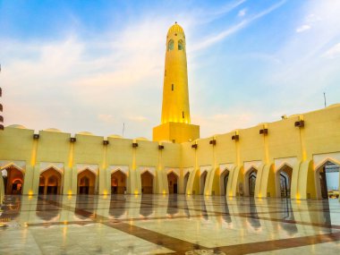 Doha, Katar - 21 Şubat 2019: avlu Minare ve alacakaranlık ışıklı kubbe ile. İmam Abdul Wahhab Camii ya da Ortadoğu'daki Katar devlet Camii. Ulu Camii West Bay olduğunu.