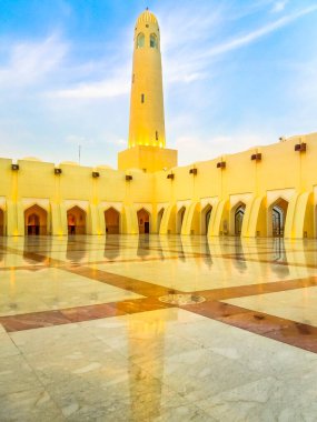 Doha, Katar - 21 Şubat 2019: Alacakaranlıkta aydınlanan minareli ve kubbeli avlu. İmam Abdul Wahhab Camii veya Orta Doğu 'daki Katar Devlet Camii. Dikey çekim.
