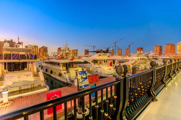 Doha Qatar Fevereiro 2019 Iates Barcos Luxo Atracados Marina Porto — Fotografia de Stock