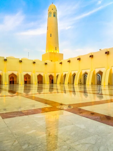 Doha Qatar Febrero 2019 Patio Con Minarete Cúpulas Iluminadas Atardecer — Foto de Stock