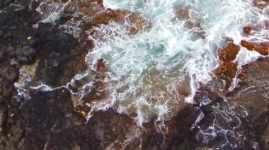 Deniz arka planının havadan görünüşü. Yavaşça yaklaş. Uzayı kopyala Seyahat yeri. Okyanus kıyısı sahili. Güneşli gün ve mavi deniz.