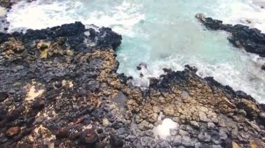 metin için kopyalama alanı olan kayalık plaj arkaplanı taşınıyor.