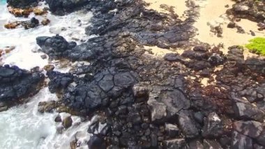 kayalık plaj arkaplanı, kopyalama alanı olan üst görünüm.