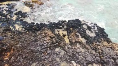 Kopya uzayı ile deniz arka planının yavaş çekimleri. Okyanus kıyısının kumsalı, mavi deniz ve güneşli bir gün..