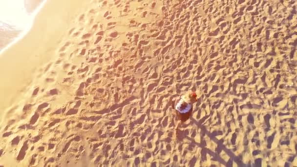 Повітряний Вид Жінку Йде Захід Сонця Тропічному Пляжі Квітами Голові — стокове відео