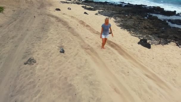 Veduta Aerea Una Donna Sportiva Che Cammina Sulla Spiaggia Facendo — Video Stock