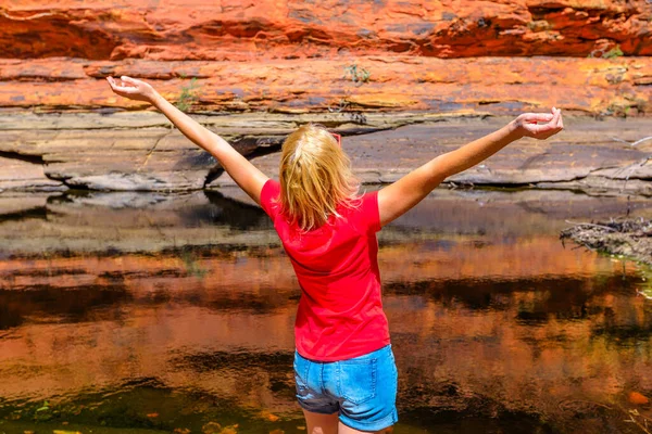 Gadis Pelancong Menikmati Kolam Renang Alami Setelah Trekking Australia Outback — Stok Foto