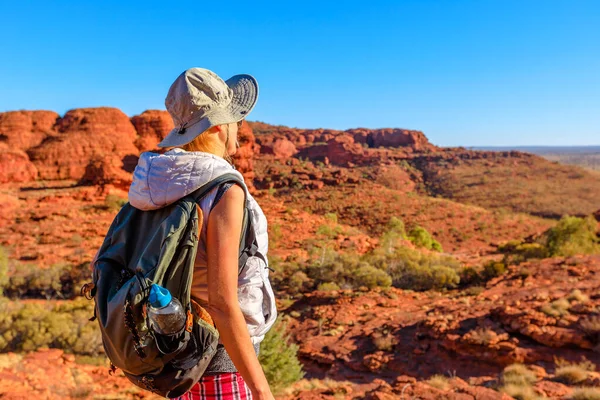 Backpacker Žena Turista Hledá Robustní Skály Hluboké Rokle Kings Canyon — Stock fotografie