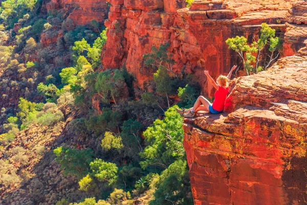 Beztroska Kobieta Ciesząca Się Panoramicznym Widokiem Kanion Królów Parku Narodowym — Zdjęcie stockowe