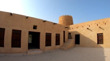 Arap Yarımadası ve Basra Körfezi 'nin Orta Doğu çöllerinde tarihi bir askeri kale olan El Zubara Kalesi' nin iç duvarları ve avlusu..