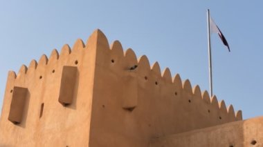 Al Zubara Kalesi Katar 'ın kuzeyinde. Arap Yarımadası 'ndaki tarihi bir askeri takviye olan eski şatonun girişi Basra Körfezi yakınlarındaki kurak çöl manzarasında geçmektedir..