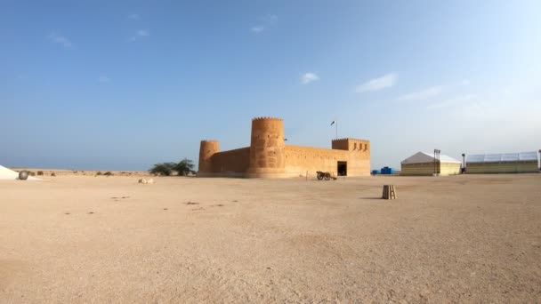 位于卡塔尔北部波斯湾阿拉伯半岛上的历史性的卡塔尔军事要塞Al Zubara Fort配备了来自过去的大炮 — 图库视频影像