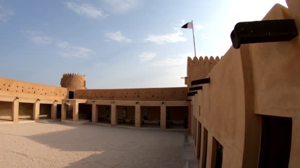 内側の壁と古い要塞のオープンエリア アルZubara砦 アラビア半島とペルシャ湾で中東の砂漠の古代軍事拠点 — ストック動画