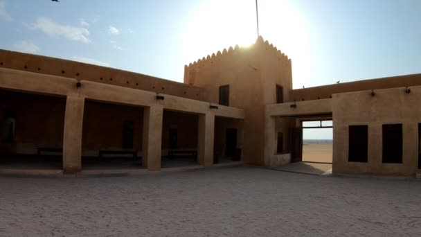 朱巴拉堡 Zubara Fort 的内墙和庭院 一座有几百年历史的城堡 阿拉伯半岛和波斯湾的中东沙漠 历史上的阿拉伯军事防御 — 图库视频影像