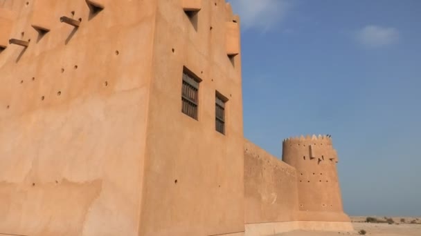 アルズバラ砦があるカタールの北部 アラビア半島の歴史的背景を持つ古代の要塞とペルシャ湾の不毛の地形に囲まれています — ストック動画