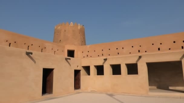 Besöker Zubaras Fort Norra Delen Qatar Innerväggar Det Antika Slottet — Stockvideo