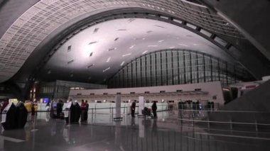 Doha, Katar - 24 Şubat 2019: Qatar Airways check-in yolcuları yeni Hamad Uluslararası Havaalanı veya Doha Hamad Havaalanı, Katar, Orta Doğu.