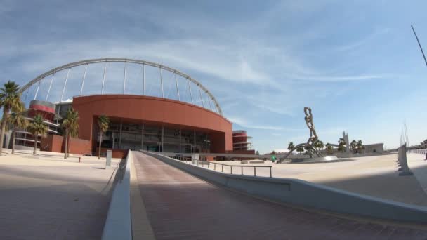卡塔尔多哈 2019年2月21日 卡塔尔哈利法国家体育场的 Aspire 公园棕榈树和花坛将举办2022年世界杯 已完成 全空调覆盖 — 图库视频影像