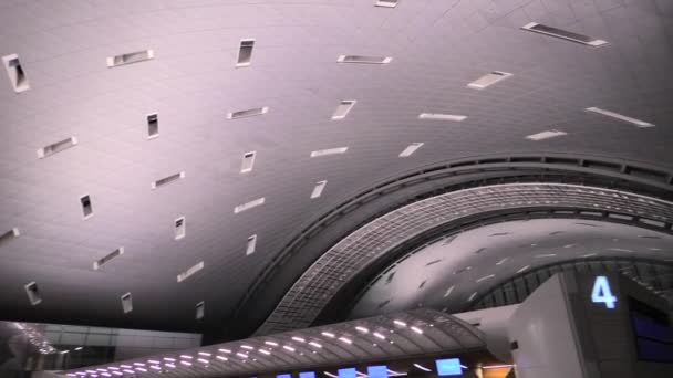 ドーハ カタール 2019年2月24日 新しい近代的なハマド国際空港またはドーハハマド空港のカタール航空ホール 床に反映 — ストック動画