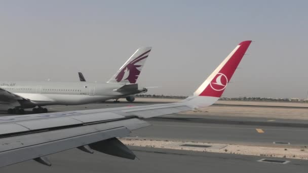Doha Qatar Fevereiro 2019 Aviões Fila Taxiando Pista Para Decolar — Vídeo de Stock