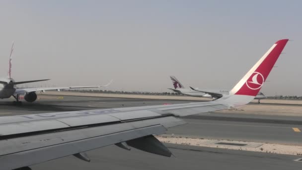 卡塔尔多哈 2019年2月24日 飞机在跑道上排着长队起飞 土耳其航空公司和卡塔尔航空公司飞机在卡塔尔多哈市哈马德国际机场 波斯湾 — 图库视频影像