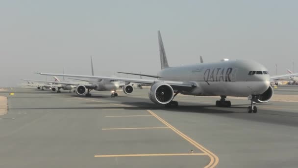 Doha Qatar Fevereiro 2019 Aviões Qatar Airways Fila Esperando Pista — Vídeo de Stock