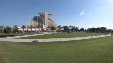 Doha, Katar - 18 Şubat 2019: Doha West Bay 'in Sheraton oteli ile birlikte Hotel Park' ın ufuk çizgisi. Katar 'daki modern Doha gökdeleni. Basra Körfezi 'ndeki Arap Yarımadası.
