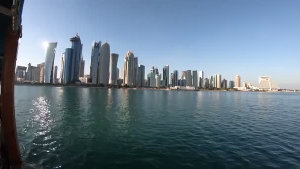 カタールのドーハ 2019年2月18日 ドーハ西湾の高さは 海からの日没の光で上昇します カタール ペルシャ湾のアラビア半島のドーハスカイラインの近代的な高層ビル — ストック動画