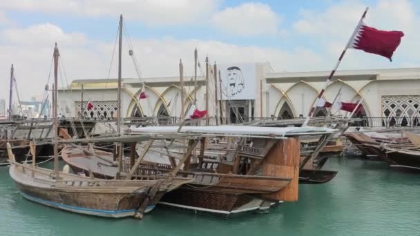 卡塔尔多哈 2019年2月 前往巴纳那岛度假地的轮渡停靠 卡塔尔国旗上印有埃米尔塔米姆 哈马德 阿勒萨尼 使用传统独桅帆船的阿拉伯港口城市多哈 著名的旅游胜地 — 图库视频影像
