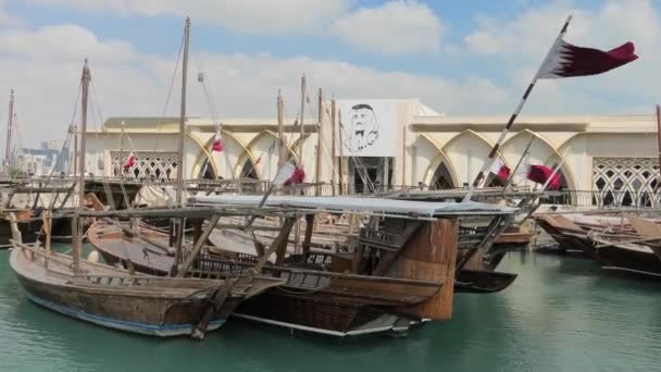 卡塔尔多哈 2019年2月 轮渡至多哈港口的巴纳那岛度假村 船旗悬挂在埃米尔塔米姆 哈马德 阿勒萨尼的脸上 传统的三角帆船 使它成为受欢迎的旅游胜地 — 图库视频影像
