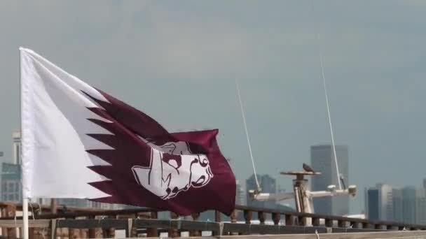 卡塔尔多哈 2019年2月 卡塔尔国旗 代表埃米尔塔米姆 哈马德 阿勒萨尼 多哈高耸的玻璃建筑的背风 这是中东地区最受欢迎的目的地 — 图库视频影像