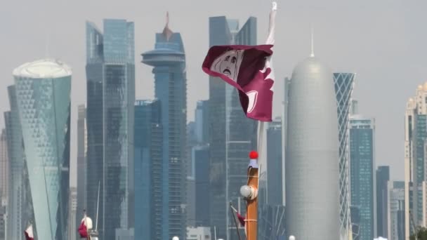 卡塔尔多哈 2019年2月 卡塔尔国旗上挂着埃米尔塔米姆 哈马德 阿勒萨尼 Tamim Bin Hamad Thani 与位于中东波斯湾区域的阿拉伯港高耸的玻璃摩天大楼 — 图库视频影像